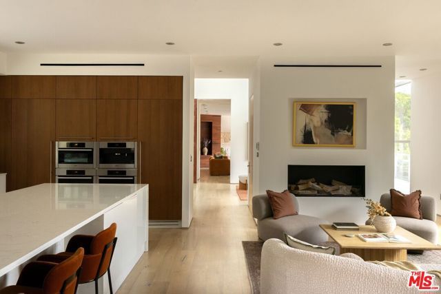 1700 Queens Court, West Hollywood, CA 90069