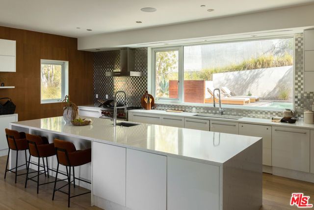 1700 Queens Court, West Hollywood, CA 90069