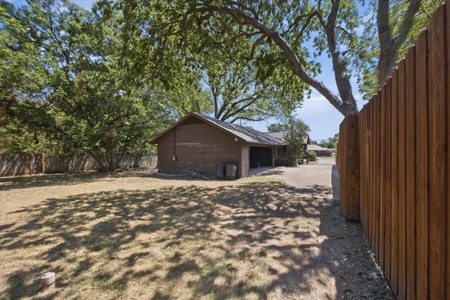 3808 Trail Lake Drive, Fort Worth, TX 76109