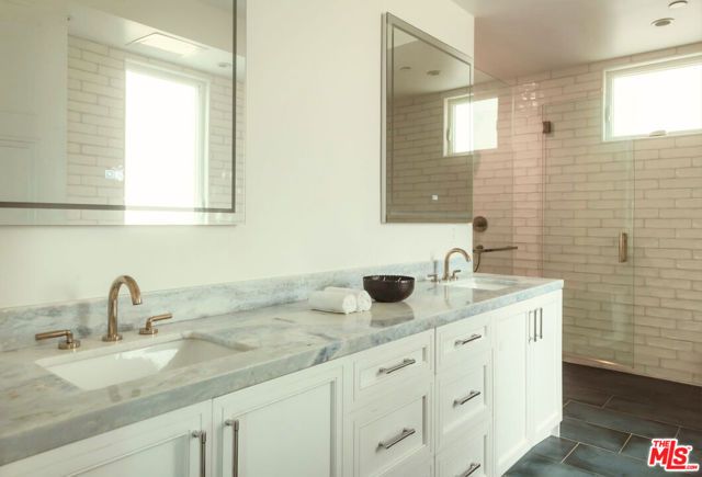 10725 Ashton Avenue 301, Los Angeles, CA 90024