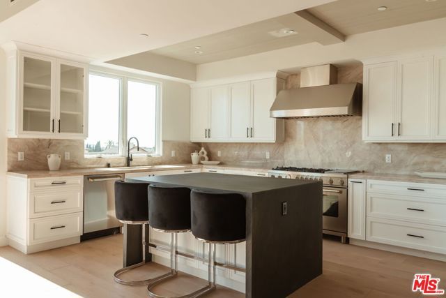 10725 Ashton Avenue 301, Los Angeles, CA 90024