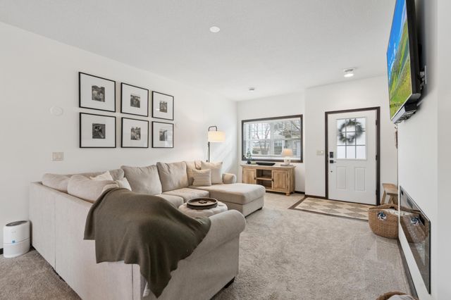 2574 Vierling Drive E, Shakopee, MN 55379