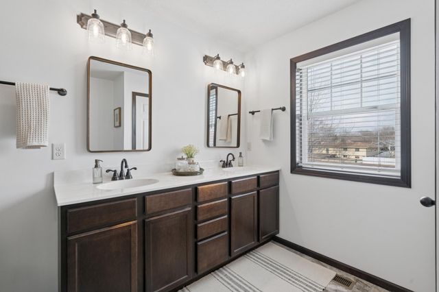 2574 Vierling Drive E, Shakopee, MN 55379