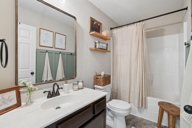 2574 Vierling Drive E, Shakopee, MN 55379