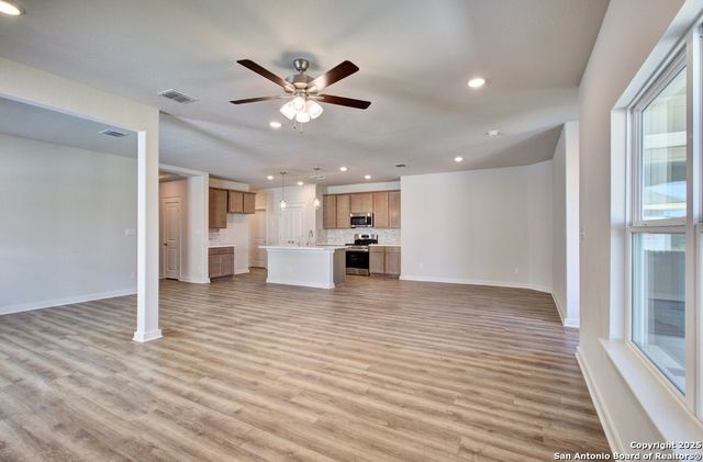 2514 White Daisy Hill, Converse, TX 78109
