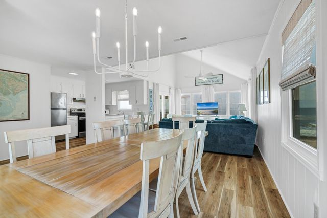 134 Palmetto Boulevard, Edisto Island, SC 29438