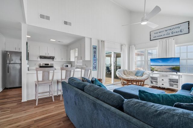134 Palmetto Boulevard, Edisto Island, SC 29438