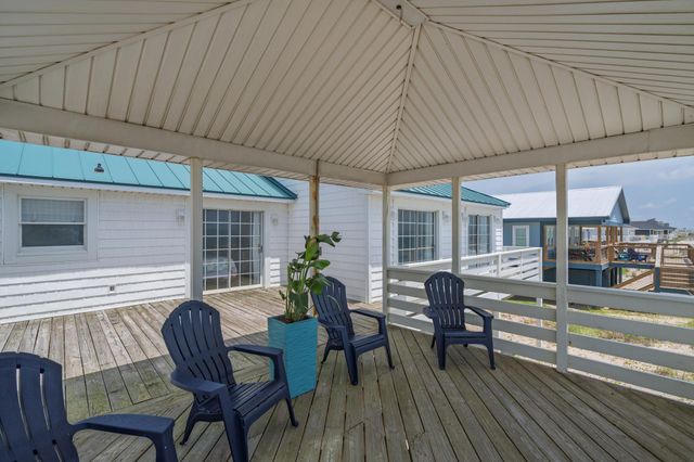 134 Palmetto Boulevard, Edisto Island, SC 29438