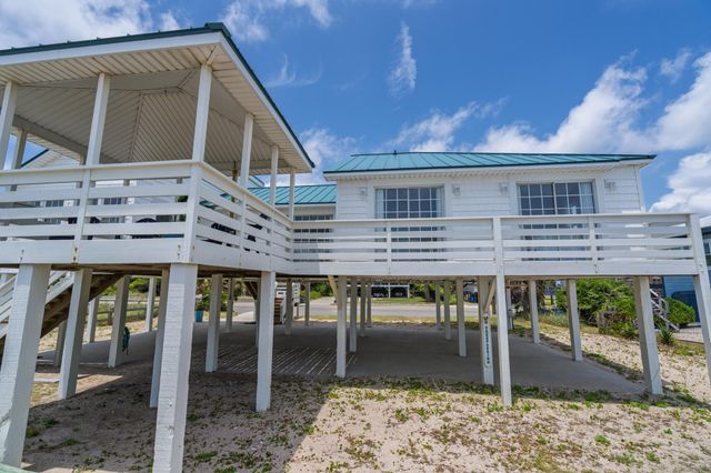 134 Palmetto Boulevard, Edisto Island, SC 29438