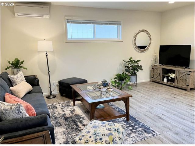 1610 19TH St, Florence, OR 97439