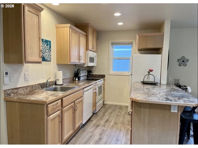 1610 19TH St, Florence, OR 97439