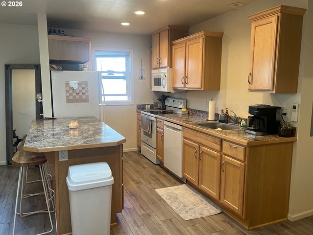 1610 19TH St, Florence, OR 97439