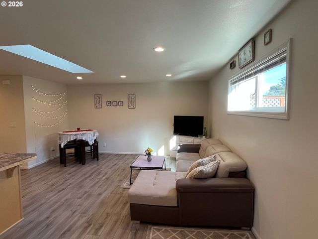 1610 19TH St, Florence, OR 97439