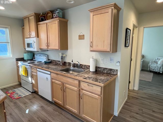 1610 19TH St, Florence, OR 97439