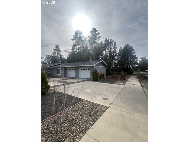 1610 19TH St, Florence, OR 97439