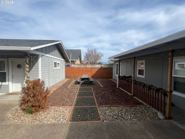 1610 19TH St, Florence, OR 97439