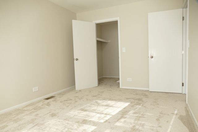 328 Farmingdale Circle, Vernon Hills, IL 60061