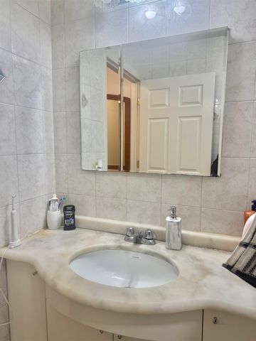 1033 PARK DR, Secaucus, NJ 07094