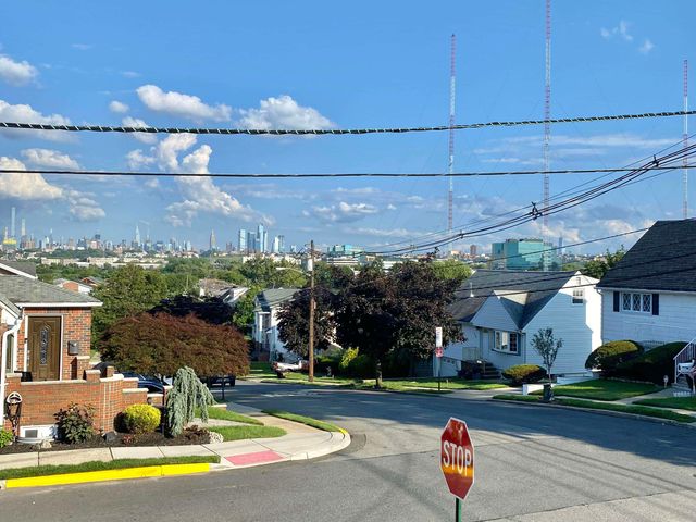 1033 PARK DR, Secaucus, NJ 07094