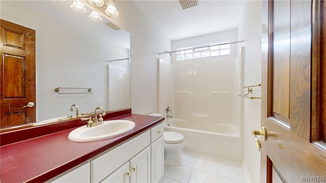 127 Covent Garden Ln, Amherst, NY 14221