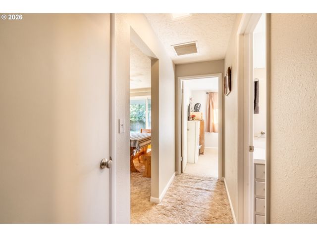 10480 Sw MEADOW St, Tigard, OR 97223