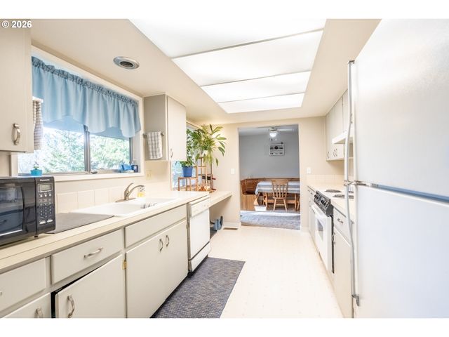 10480 Sw MEADOW St, Tigard, OR 97223