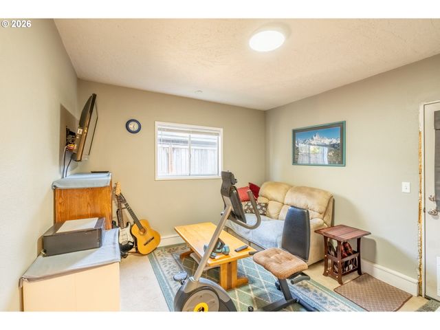 10480 Sw MEADOW St, Tigard, OR 97223