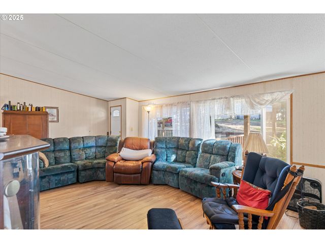 21807 S SCHRAM Rd, Beavercreek, OR 97004