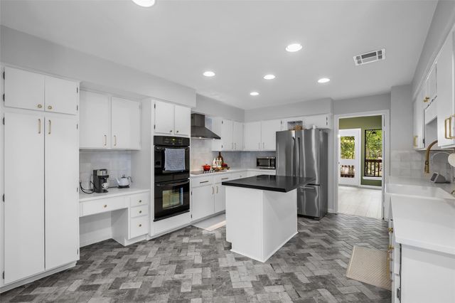 208 Sugarberry Circle, Houston, TX 77024