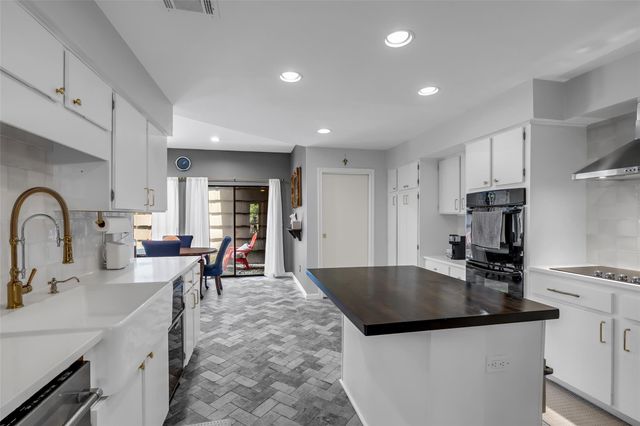 208 Sugarberry Circle, Houston, TX 77024