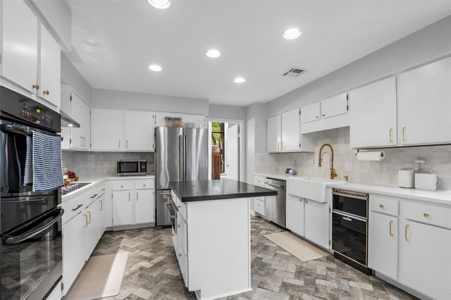 208 Sugarberry Circle, Houston, TX 77024
