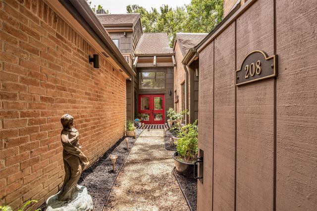 208 Sugarberry Circle, Houston, TX 77024
