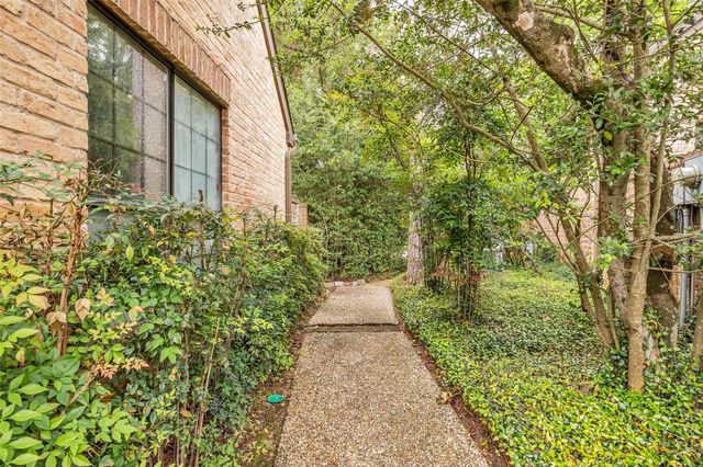 208 Sugarberry Circle, Houston, TX 77024
