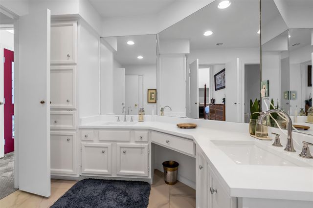 208 Sugarberry Circle, Houston, TX 77024