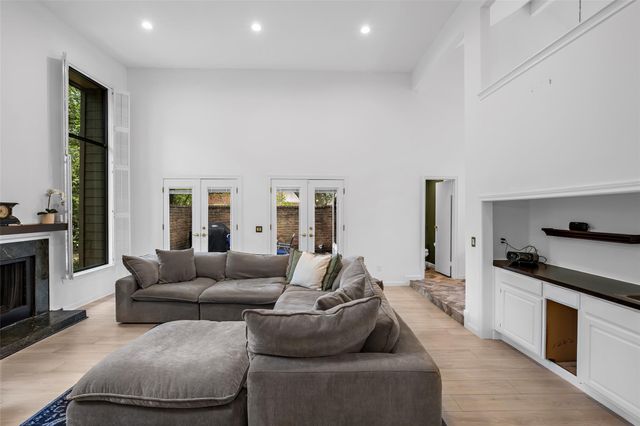 208 Sugarberry Circle, Houston, TX 77024