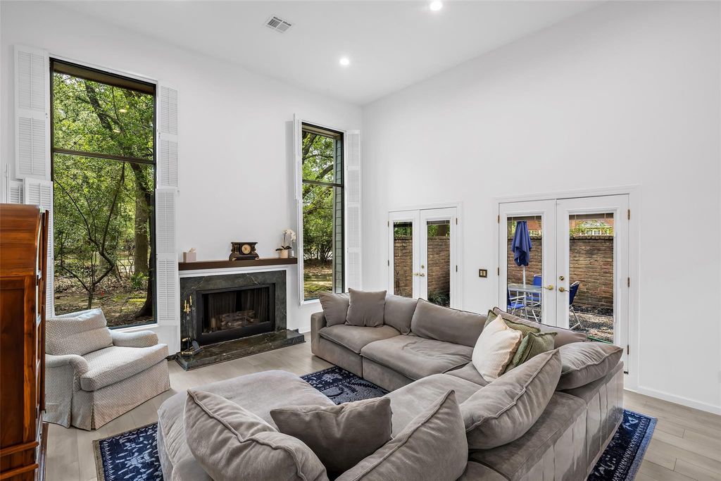 208 Sugarberry Circle, Houston, TX 77024