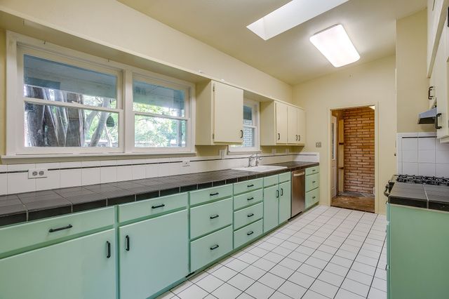 1100 Mockingbird Lane, Arlington, TX 76013
