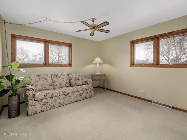 564 E Bryn Mawr Avenue, Roselle, IL 60172