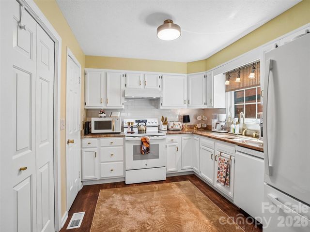 1737 Haywood Manor Road B, Hendersonville, NC 28791