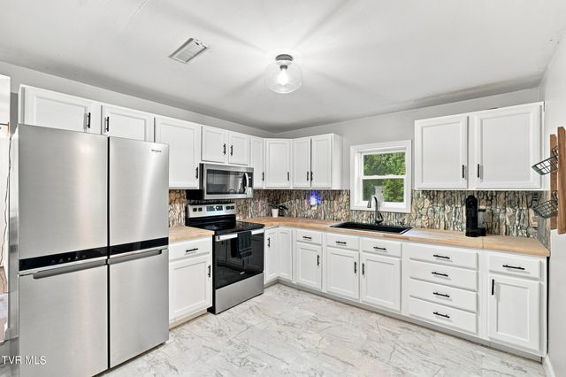 3851 Middle Wallens Creek Road, Duffield, VA 24244