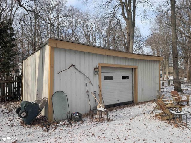 710 Lakeshore Drive, Columbiaville, MI 48421