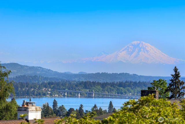 7044 50th Avenue NE, Seattle, WA 98115