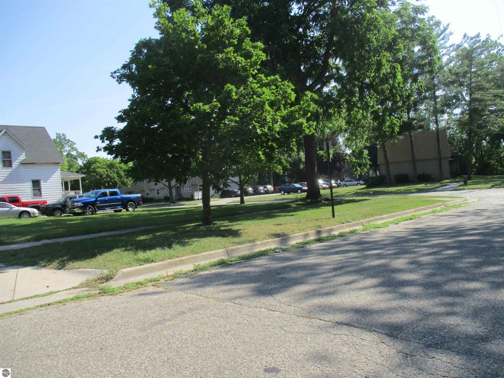 Image 1 of property listing at 427 E Downie Street, Alma, MI 48801