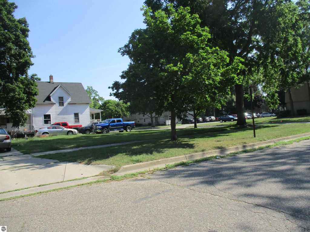 Image 2 of property listing at 427 E Downie Street, Alma, MI 48801