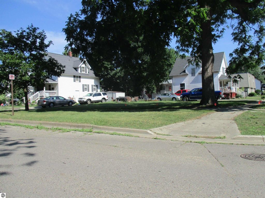 Image 3 of property listing at 427 E Downie Street, Alma, MI 48801