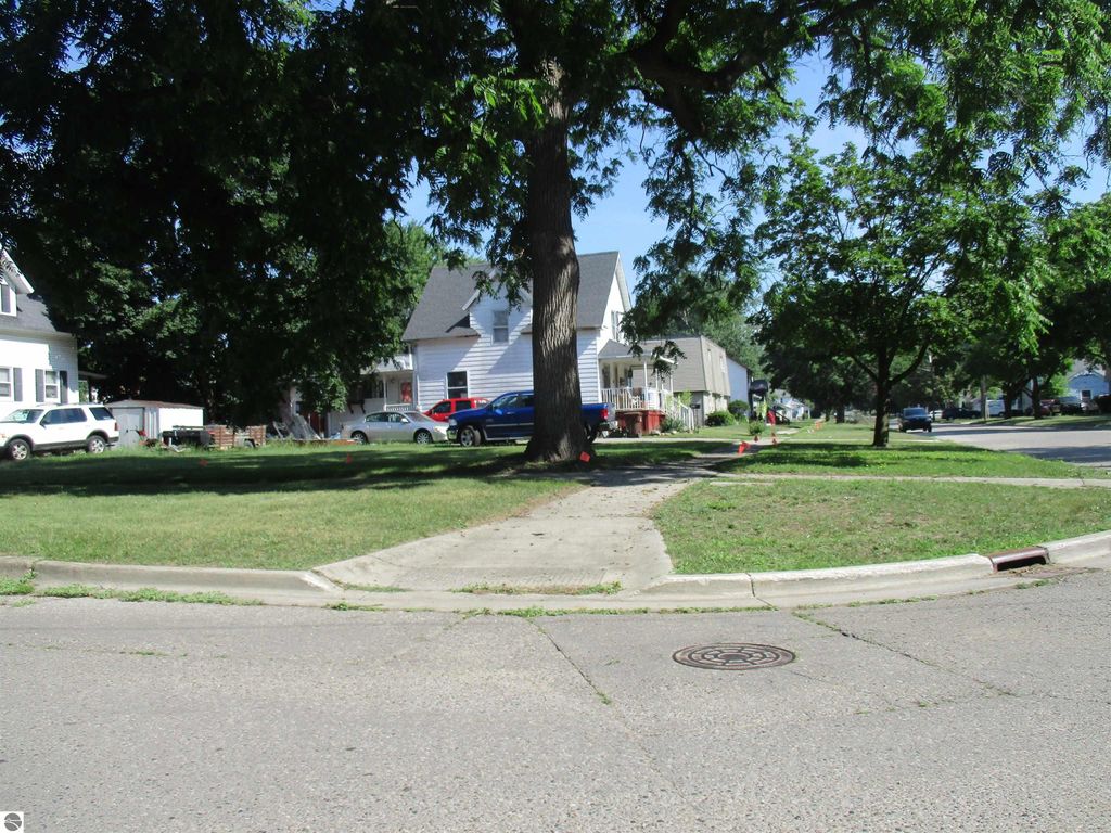 Image 4 of property listing at 427 E Downie Street, Alma, MI 48801