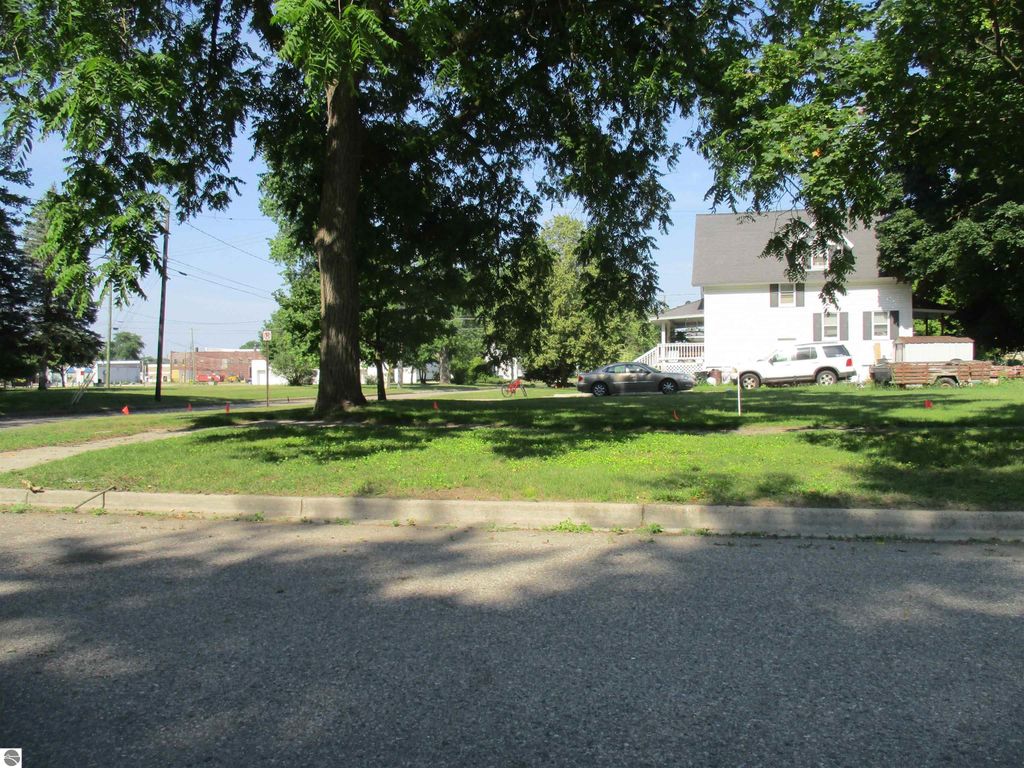 Image 5 of property listing at 427 E Downie Street, Alma, MI 48801