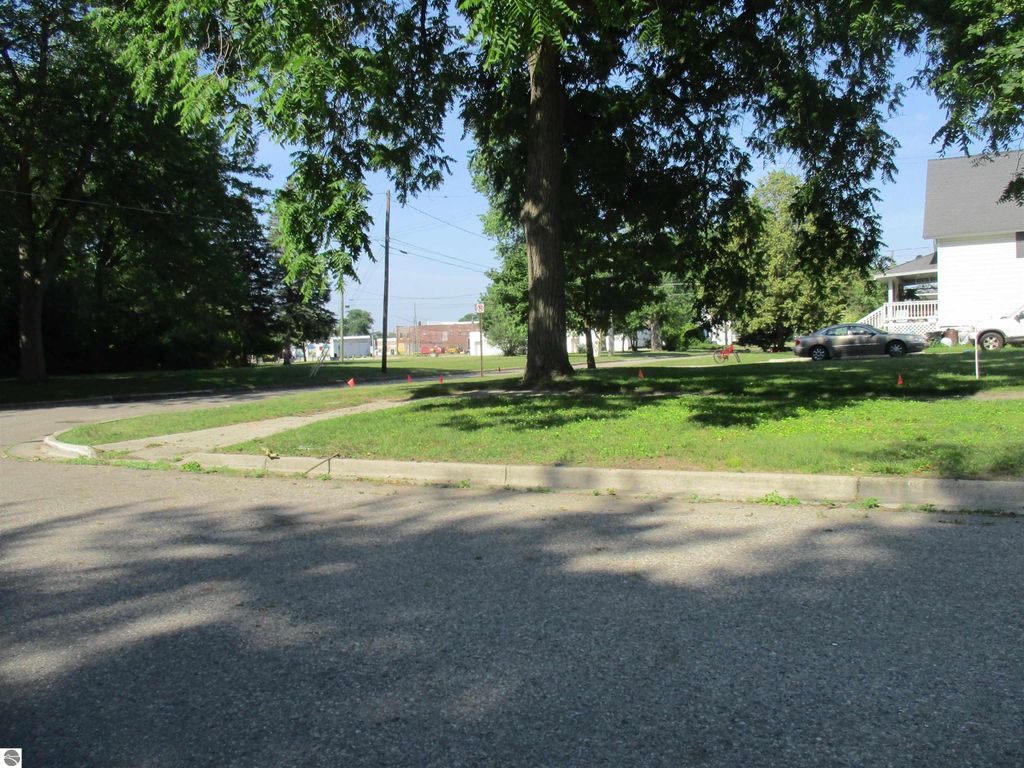 Image 6 of property listing at 427 E Downie Street, Alma, MI 48801