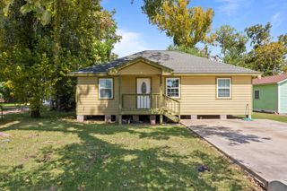 122 W Bernard Street, Clute, TX 77531