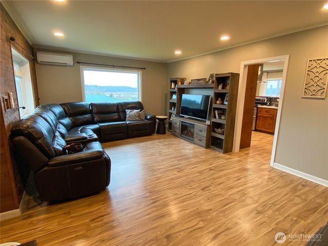 823 Broadway Avenue, South Bend, WA 98586